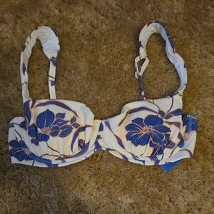 Cupshe Blue and Cream Floral Bikini Top